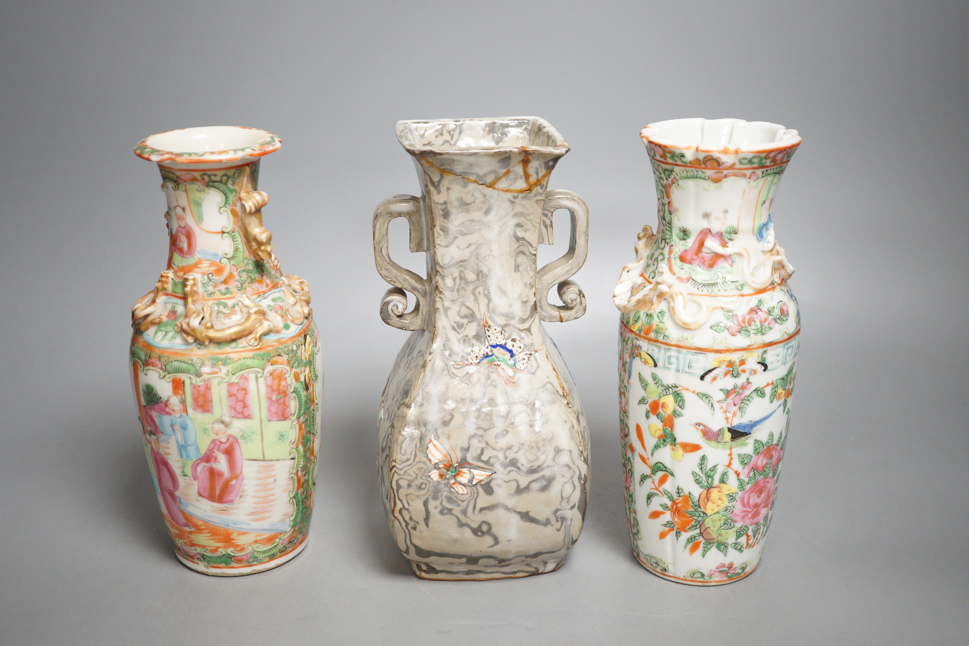 Two 19th century Chinese famille rose vases and an enamelled marbled vase, 20cm
